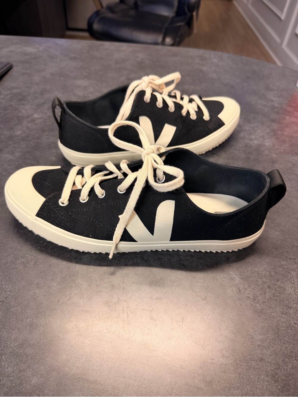 Men’s Veja Nova Canvas black size 11 US